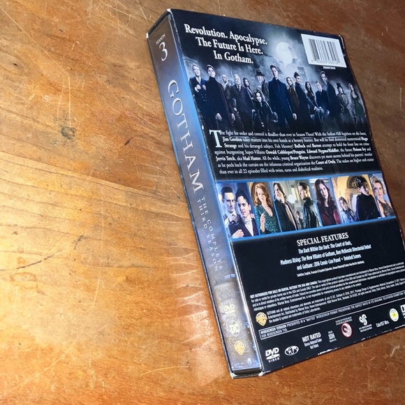 DC Gotham The Complete Third Season DVD set - Picture 5 of 12